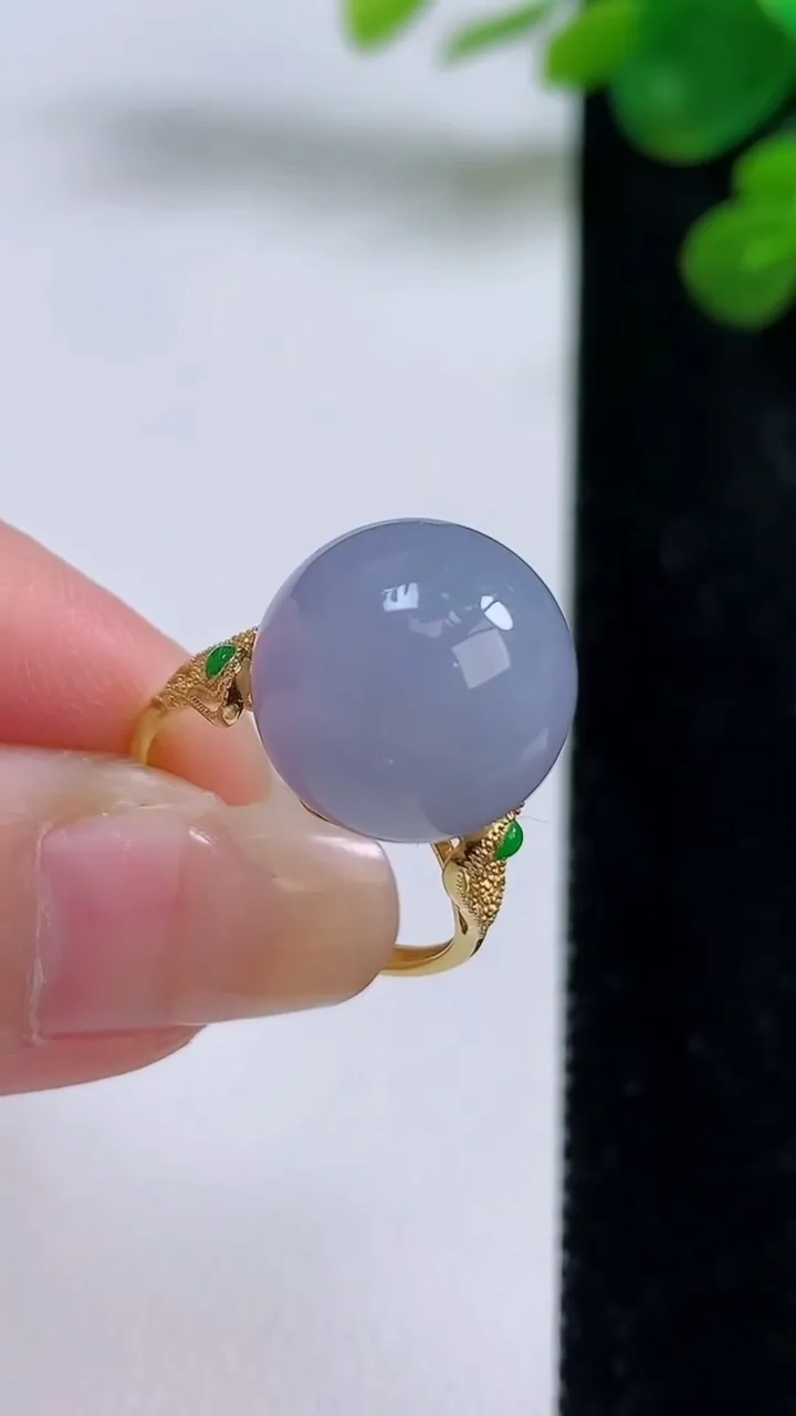 天然A货翡翠18k金紫罗兰圆珠戒指，尺寸19裸石13.4，重量:5.66g2025年8月30日
工厂直销收藏佳品,种好水足，色泽均匀，有种有色，上手高大气！