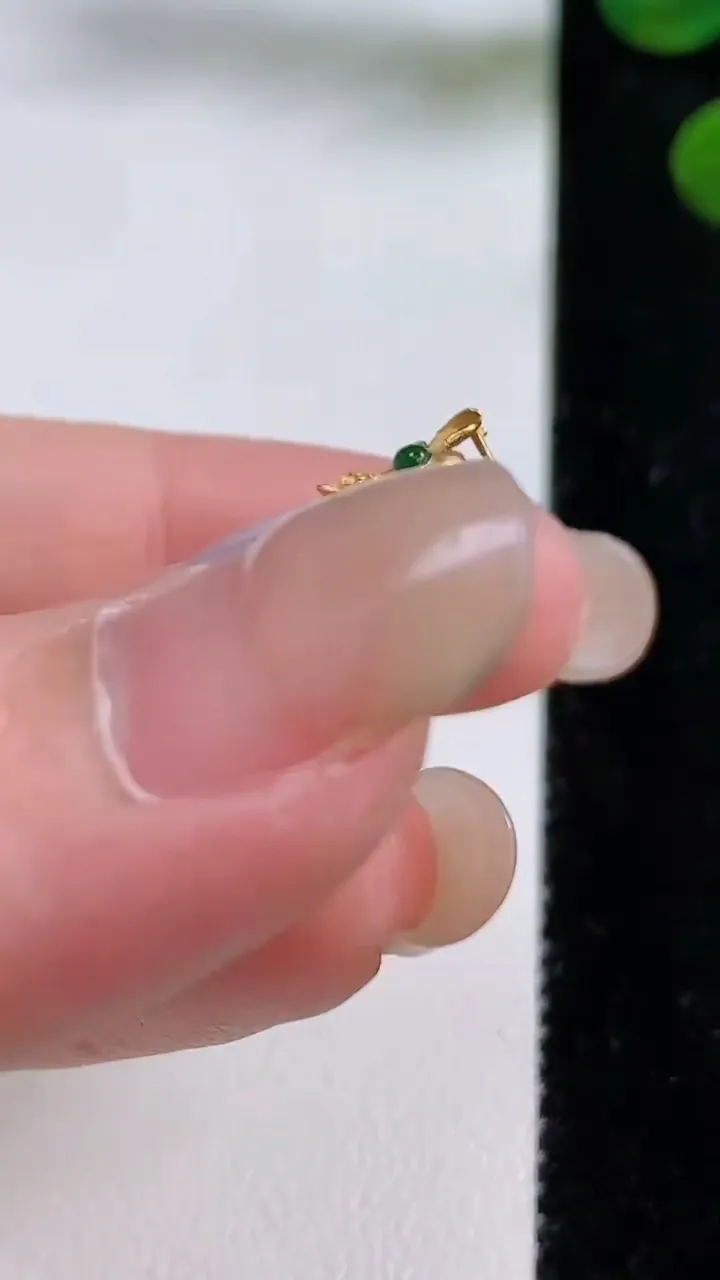 天然A货翡翠种白冰平安扣吊坠，尺寸24.3-5.3，重量:6.96g
8月30日