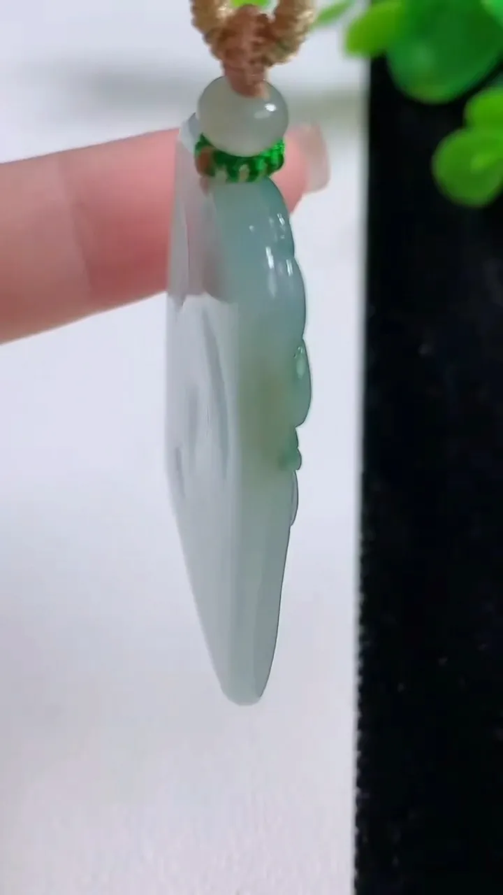 天然A货翡翠冰种飘花虚空藏菩萨吊坠，尺寸45.8-29.6-5，重量:18.19g
8月30日