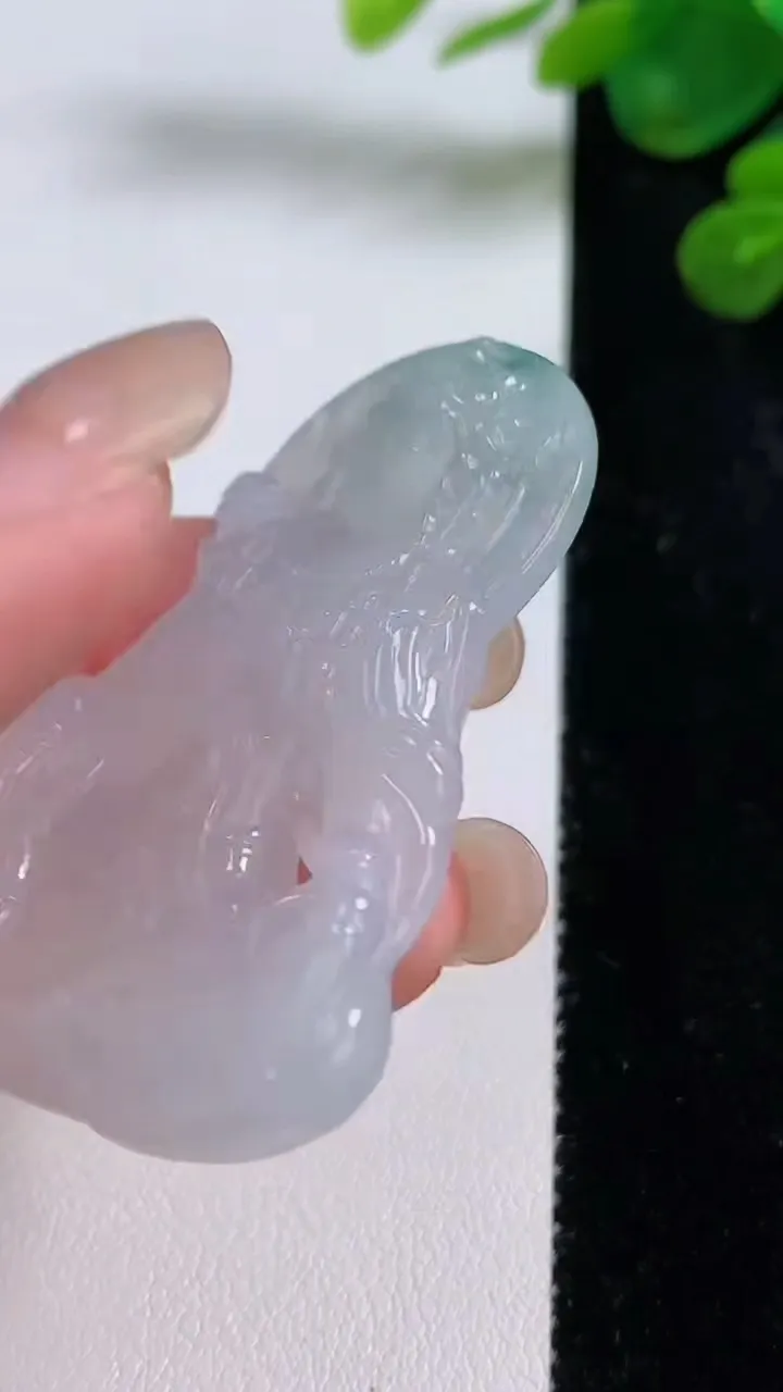 天然A货翡翠冰种飘花大势至观音菩萨吊坠，尺寸52-37.4-5.2，重量:17.07g
8月30日