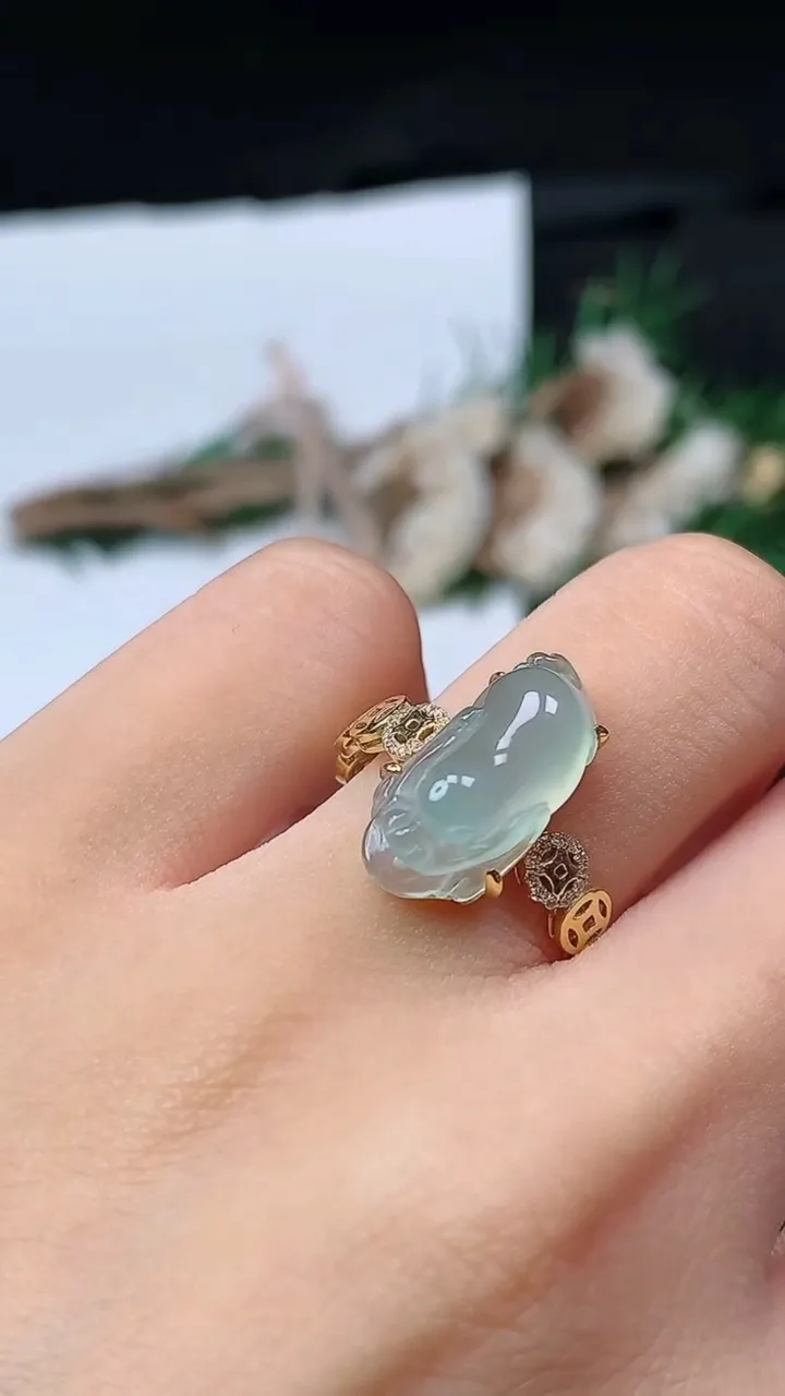 天然A货翡翠白冰金蟾戒指，尺寸16.7-16.2-8.6，重量:2.89g2025年8月30日
工厂直销收藏佳品,种好水足，色泽均匀，有种有色，上手高大气！