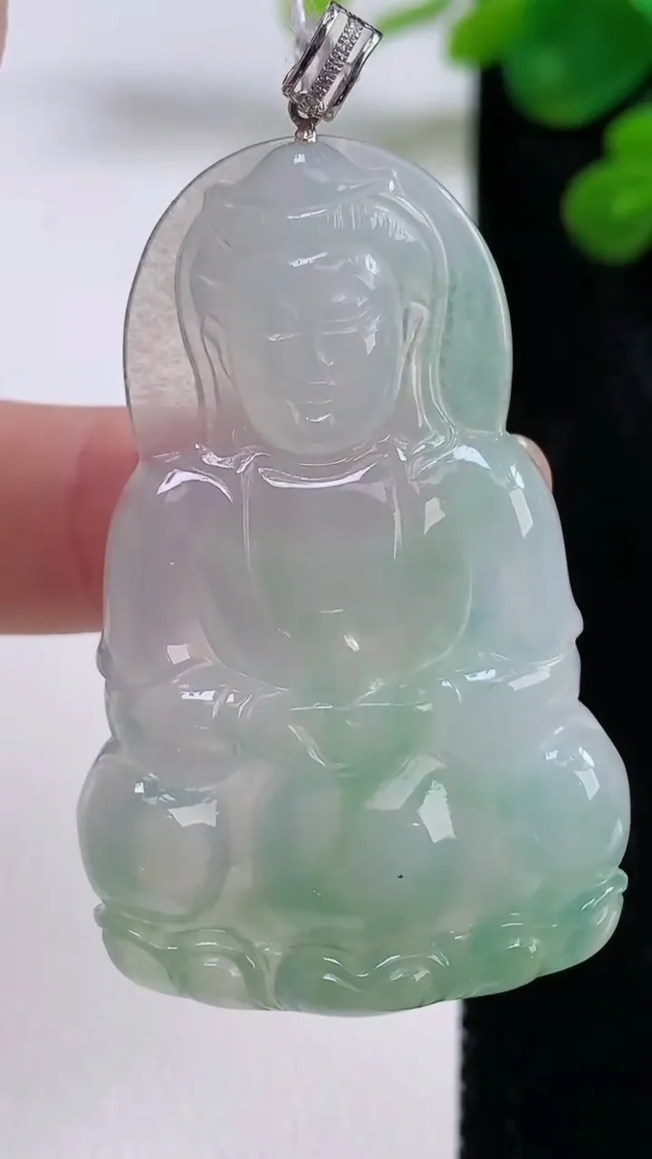 天然A货翡翠正装观音菩萨吊坠，尺寸47.7-29.6-5.4，重量:13.83g
8月30日