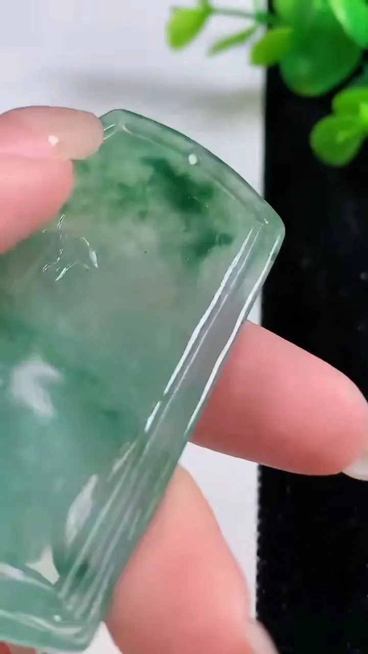 天然A货翡翠牌吊坠，尺寸64.6-42.8-5.2，重量:33.37g
8月30日