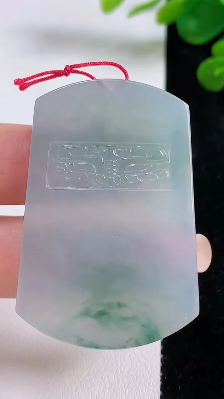 天然A货翡翠冰种飘花仿古无事牌吊坠，尺寸48.6-33.2-4.7，重量:22.10g
8月30日