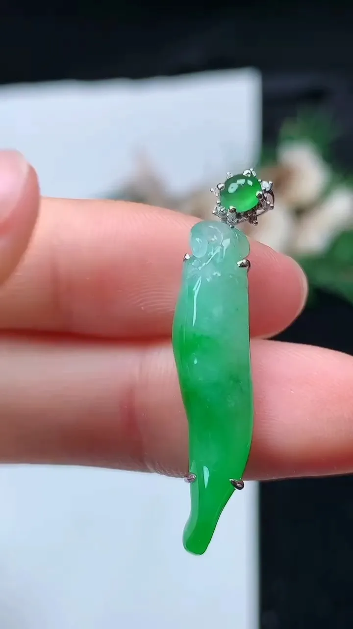 天然A货翡翠福瓜吊坠，尺寸29.4-6.2-5.2，重量:2.64g
8月30日
