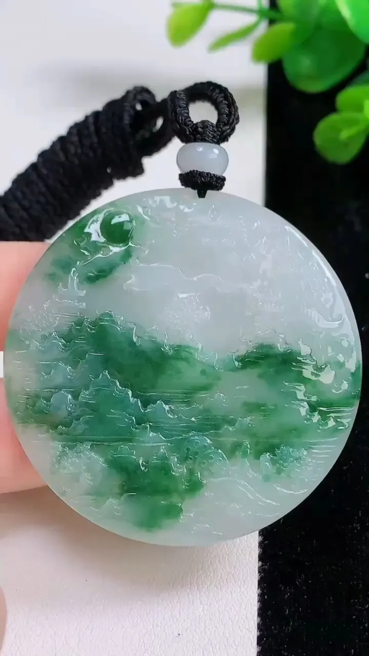 天然A货翡翠牌吊坠，尺寸49.8-5.4，重量:33.48g
8月30日