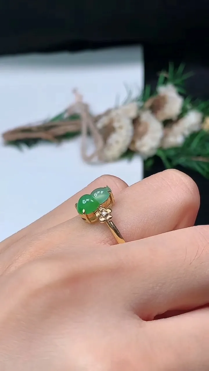 天然A货翡翠葫芦戒指，尺寸16.7-9.9-6，重量:2.02g2025年8月30日
工厂直销收藏佳品,种好水足，色泽均匀，有种有色，上手高大气！
