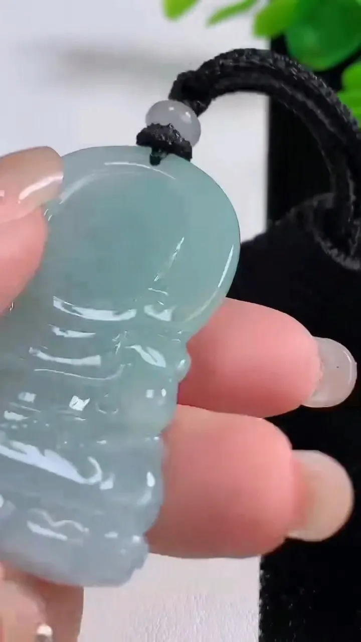 天然A货翡翠虚空藏菩萨吊坠，尺寸50.7-34-9.6，重量:35.44g
8月30日