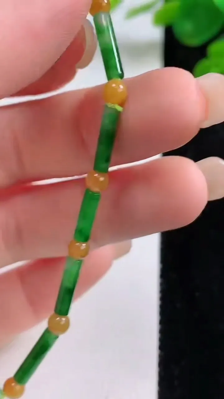天然A货翡翠路路通手串12颗，尺寸11-2.7，重量:3.82g8月30日
工厂直销收藏佳品,种好水足，色泽均匀，有种有色，上手高大气！