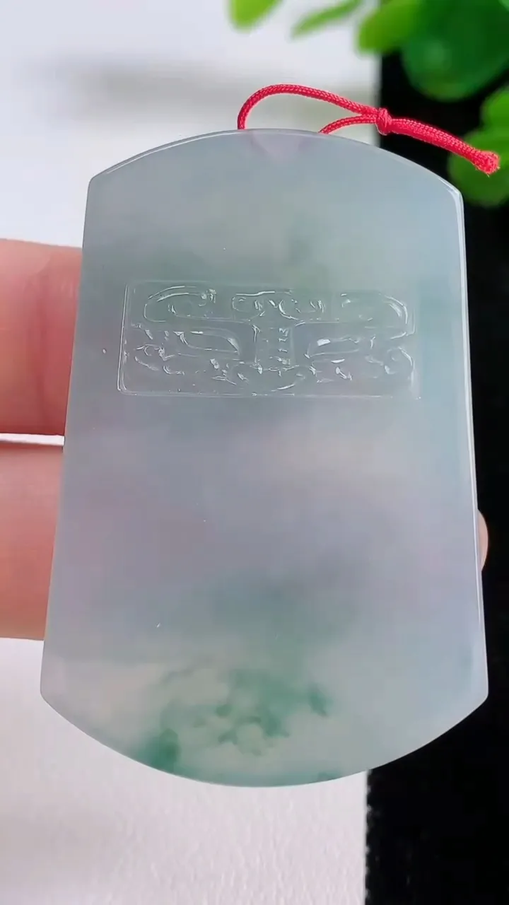 天然A货翡翠冰种飘花仿古无事牌吊坠，尺寸48.6-33.2-4.7，重量:22.10g
8月30日