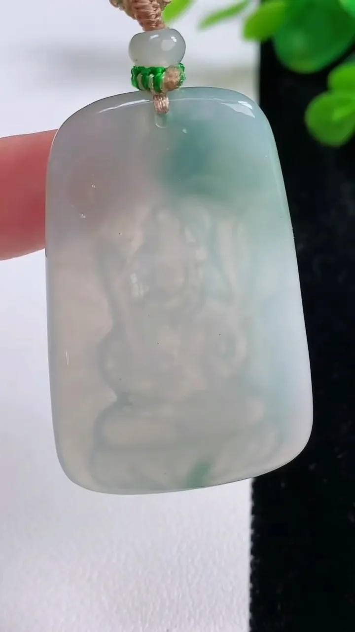 天然A货翡翠冰种飘花虚空藏菩萨吊坠，尺寸45.8-29.6-5，重量:18.19g
8月30日