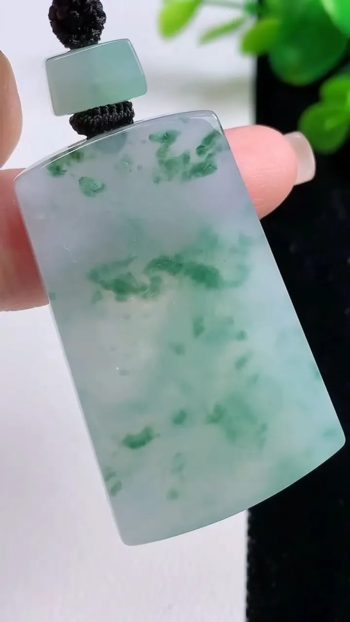 天然A货翡翠冰种飘花仿古无事牌吊坠，尺寸44.6-26-4.8，重量:22.01g
8月30日