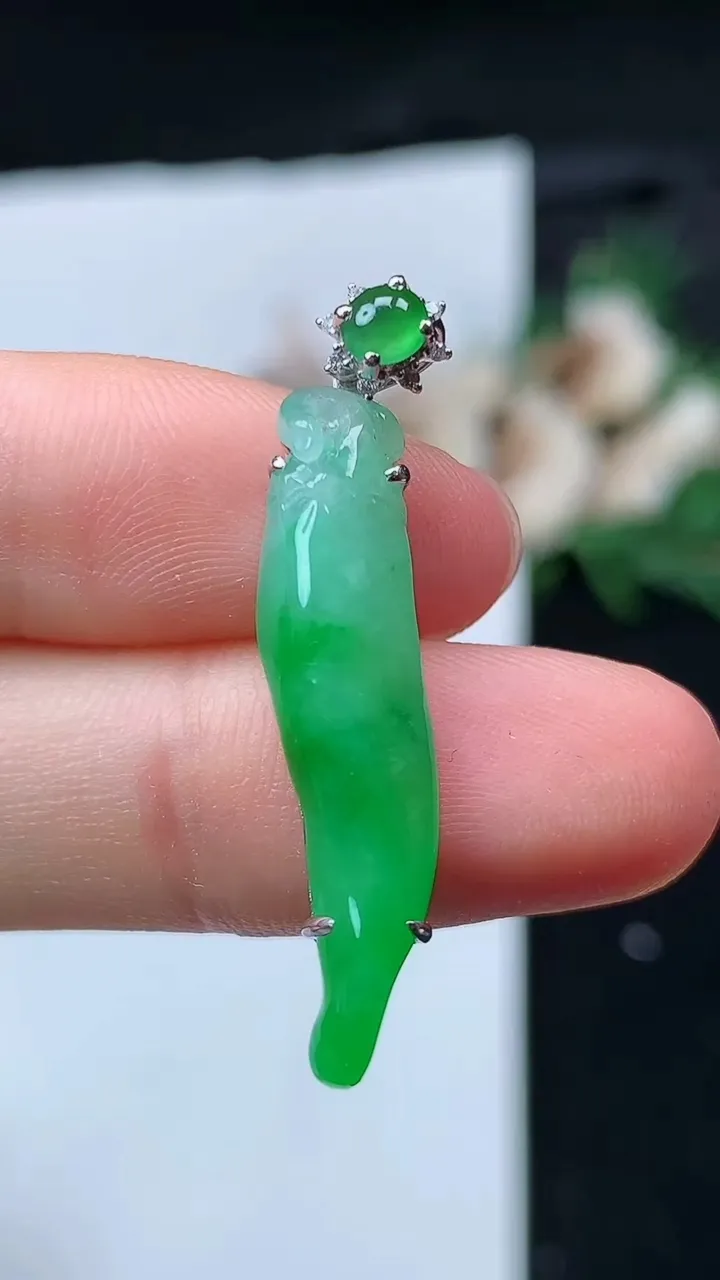 天然A货翡翠福瓜吊坠，尺寸29.4-6.2-5.2，重量:2.64g
8月30日