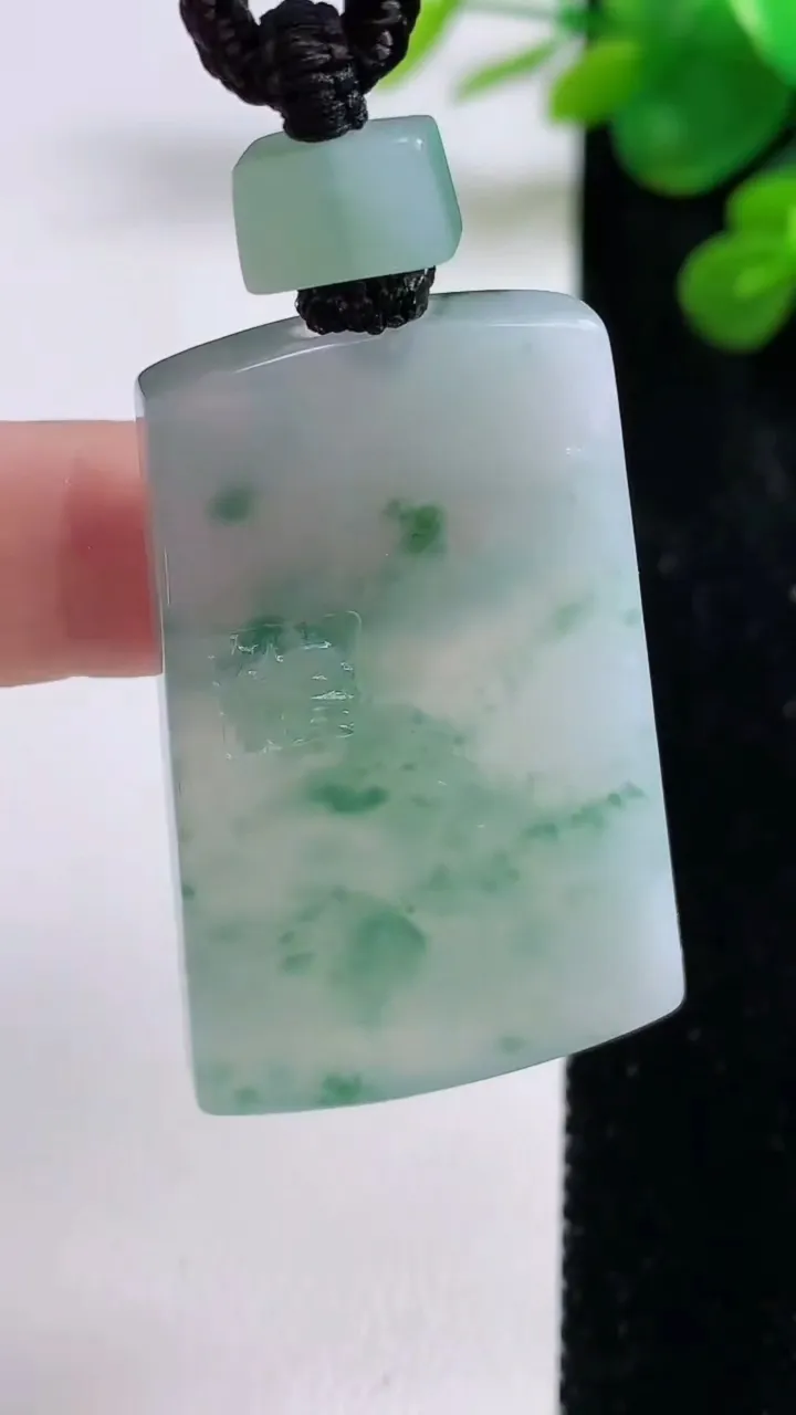 天然A货翡翠冰种飘花仿古无事牌吊坠，尺寸44.6-26-4.8，重量:22.01g
8月30日