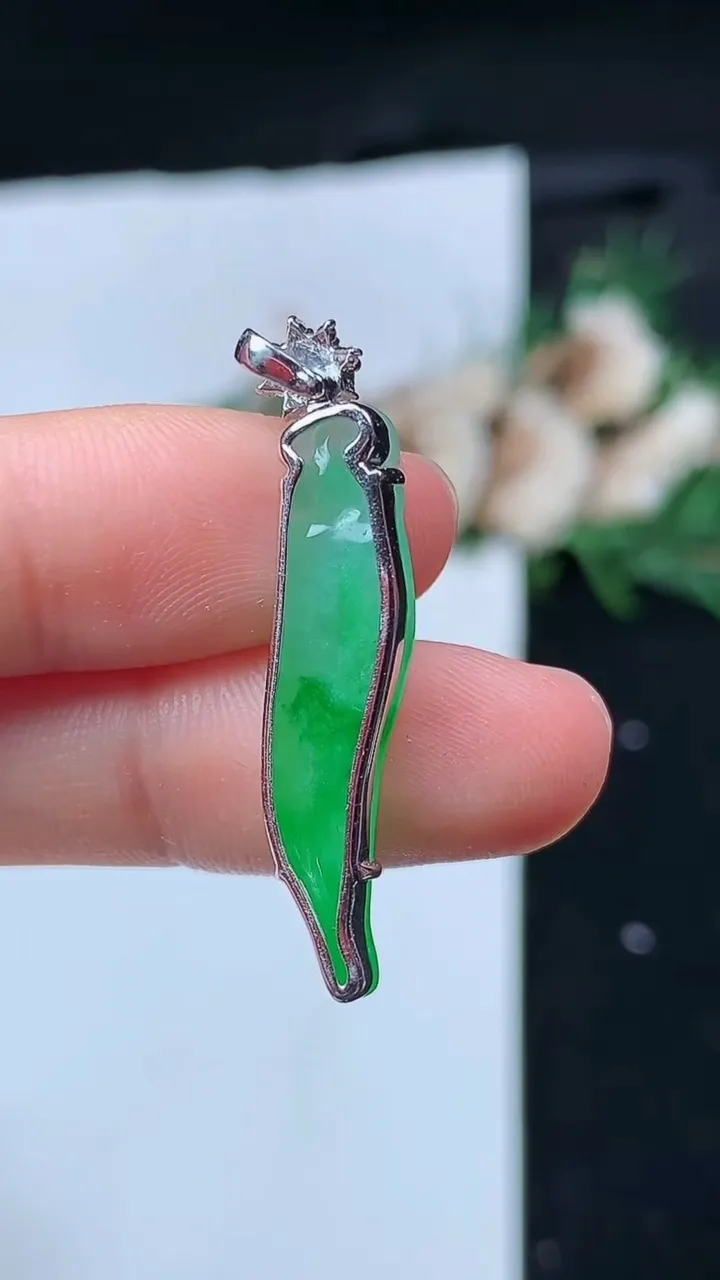 天然A货翡翠福瓜吊坠，尺寸29.4-6.2-5.2，重量:2.64g
8月30日