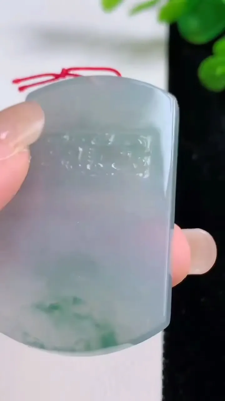 天然A货翡翠冰种飘花仿古无事牌吊坠，尺寸48.6-33.2-4.7，重量:22.10g
8月30日