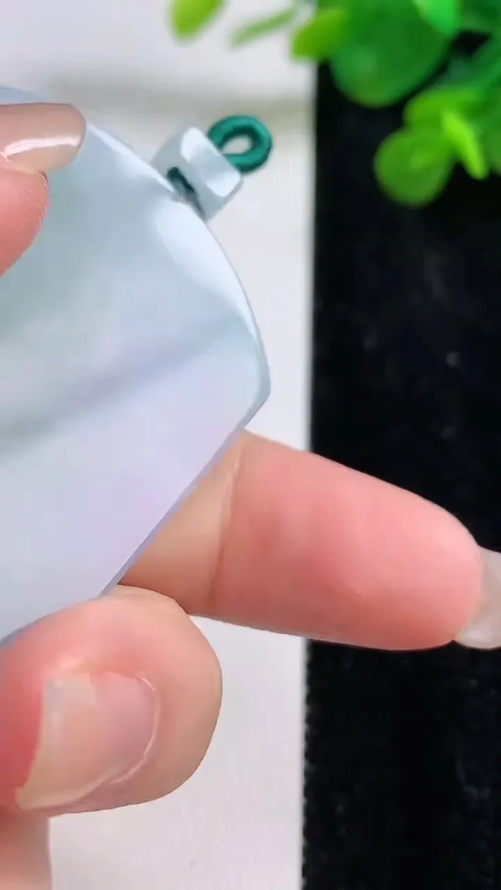 天然A货翡翠春带彩 紫罗兰无事牌吊坠，尺寸49.2-37-5.4，重量:29.91g
8月30日