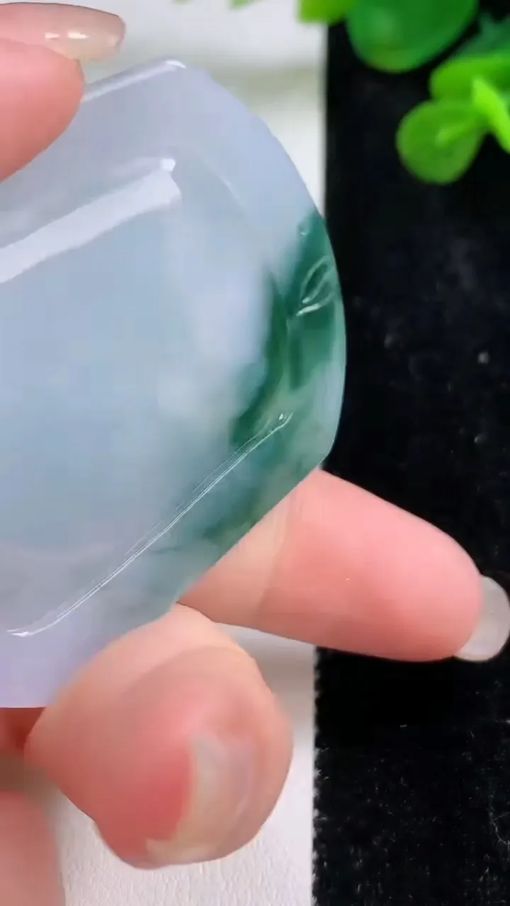 天然A货翡翠冰种飘花生肖兔 兔牌吊坠，尺寸53.4-45.7-5.8，重量:28.18g
8月30日
