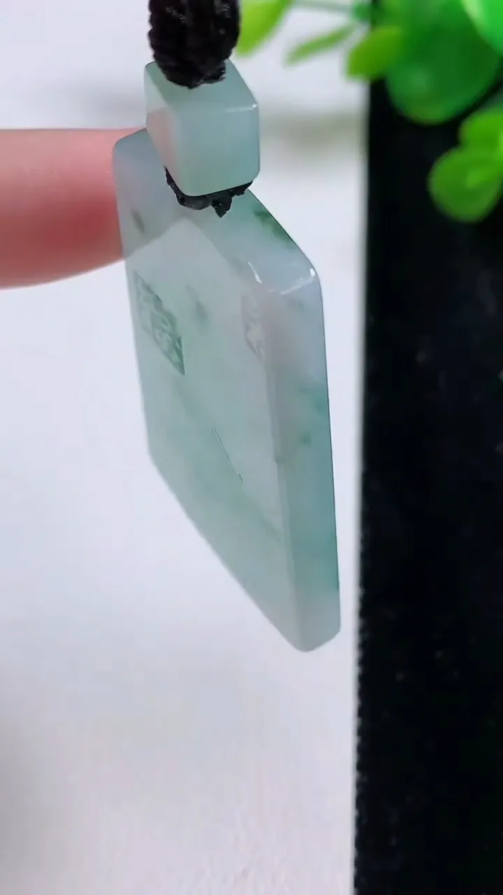 天然A货翡翠冰种飘花仿古无事牌吊坠，尺寸44.6-26-4.8，重量:22.01g
8月30日