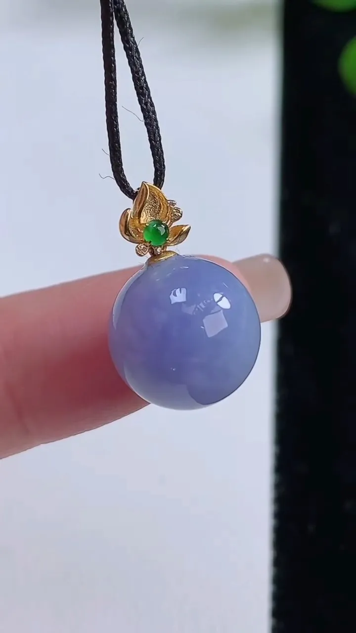 天然A货翡翠18k金紫罗兰圆珠吊坠，尺寸11.7，重量:3.18g8月30日
工厂直销收藏佳品,种好水足，色泽均匀，有种有色，上手高大气！