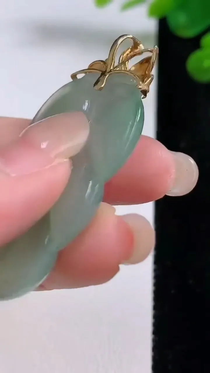 天然A货翡翠金枝玉叶 叶子吊坠，尺寸42.5-25.2-5，重量:13.20g
8月30日