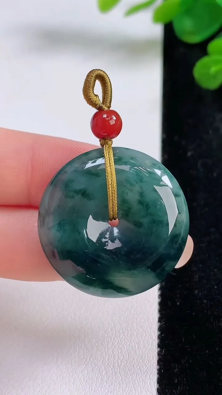 天然A货翡翠冰种飘花平安扣吊坠，尺寸29-6.5，重量:11.93g
8月30日