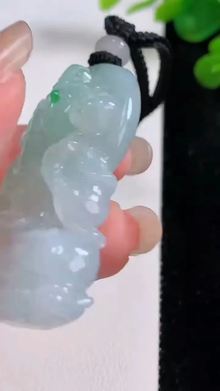 天然A货翡翠虚空藏菩萨吊坠，尺寸50.7-34-9.6，重量:35.44g
8月30日