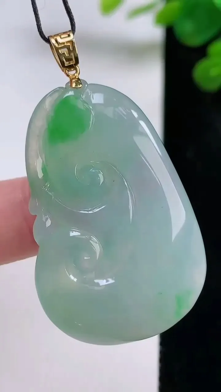 天然A货翡翠如意吊坠，尺寸41-26.4-5.8，重量:13.36g
8月30日