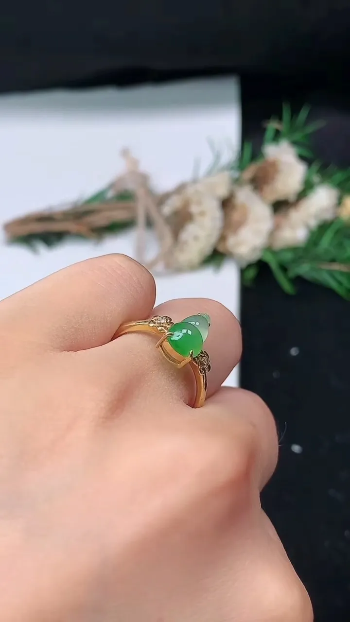 天然A货翡翠葫芦戒指，尺寸16.7-9.9-6，重量:2.02g2025年8月30日
工厂直销收藏佳品,种好水足，色泽均匀，有种有色，上手高大气！