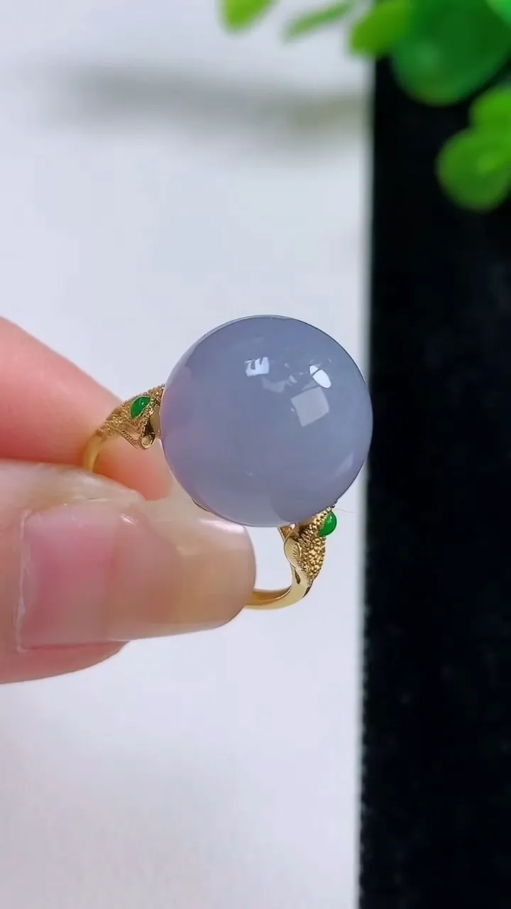 天然A货翡翠18k金紫罗兰圆珠戒指，尺寸19裸石13.4，重量:5.66g2025年8月30日
工厂直销收藏佳品,种好水足，色泽均匀，有种有色，上手高大气！