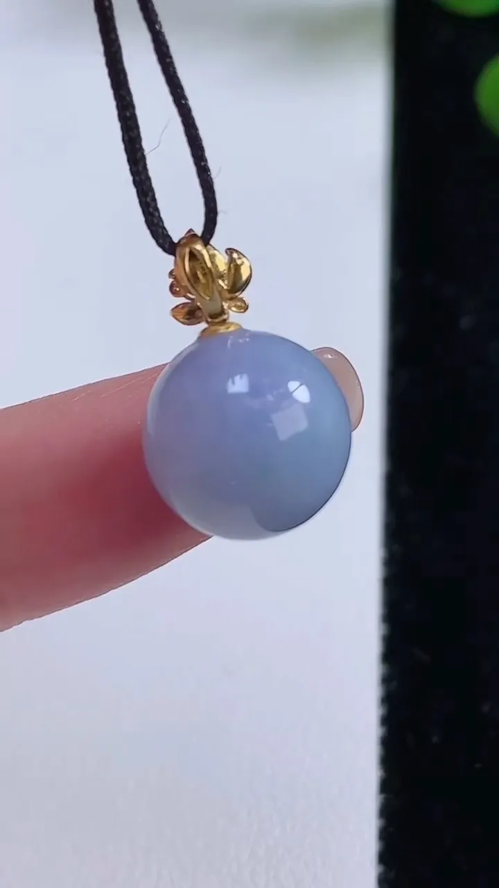 天然A货翡翠18k金紫罗兰圆珠吊坠，尺寸11.7，重量:3.18g8月30日
工厂直销收藏佳品,种好水足，色泽均匀，有种有色，上手高大气！