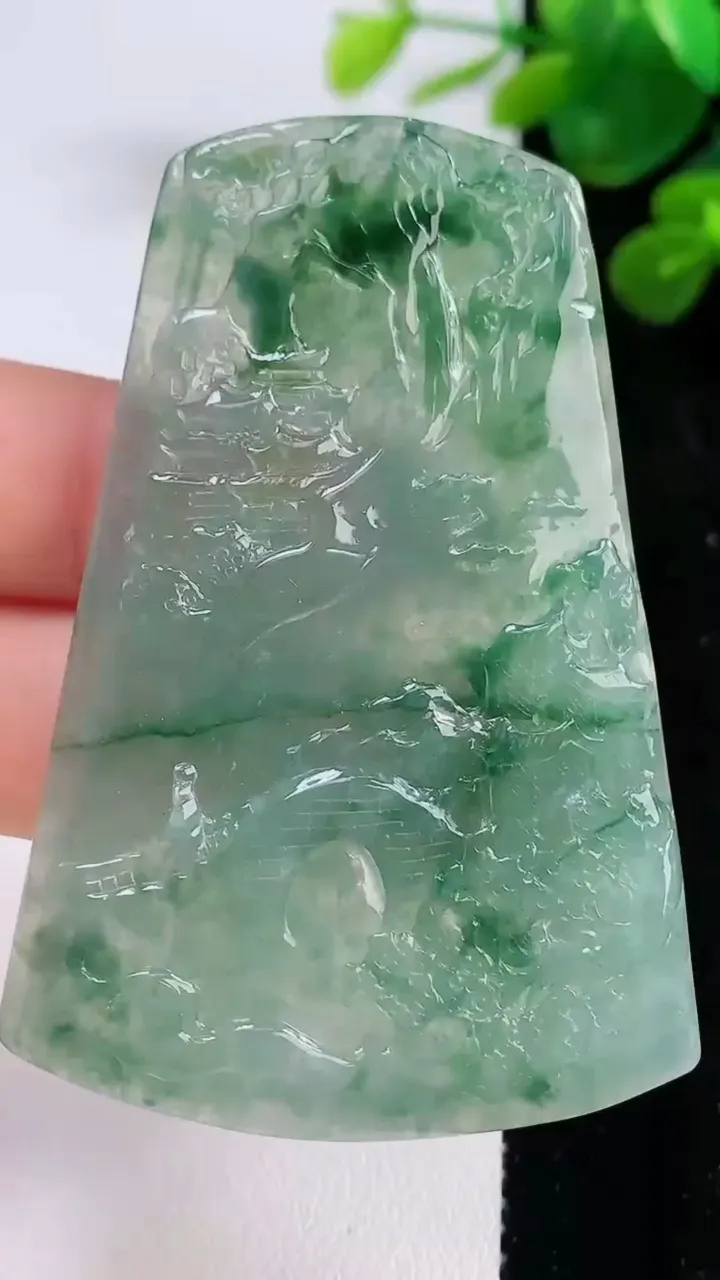 天然A货翡翠牌吊坠，尺寸64.6-42.8-5.2，重量:33.37g
8月30日