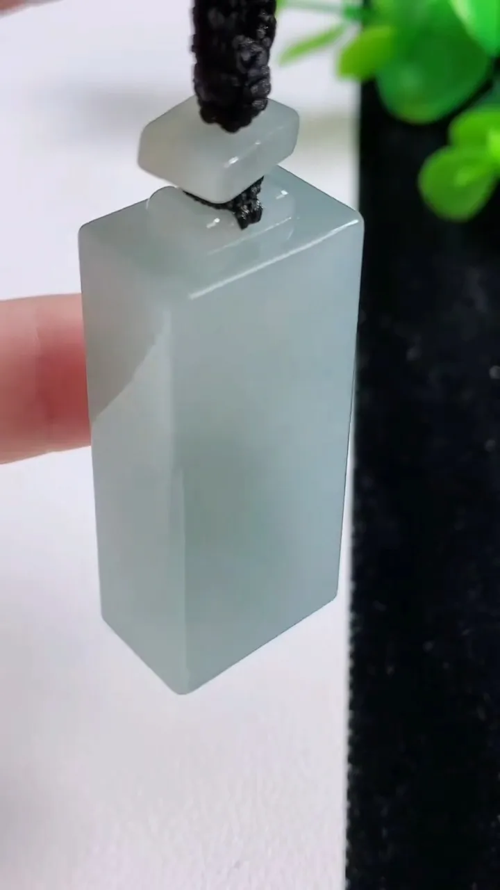天然A货翡翠冰种飘花无事牌吊坠，尺寸40.2-18.4-12.3，重量:35.16g
8月30日