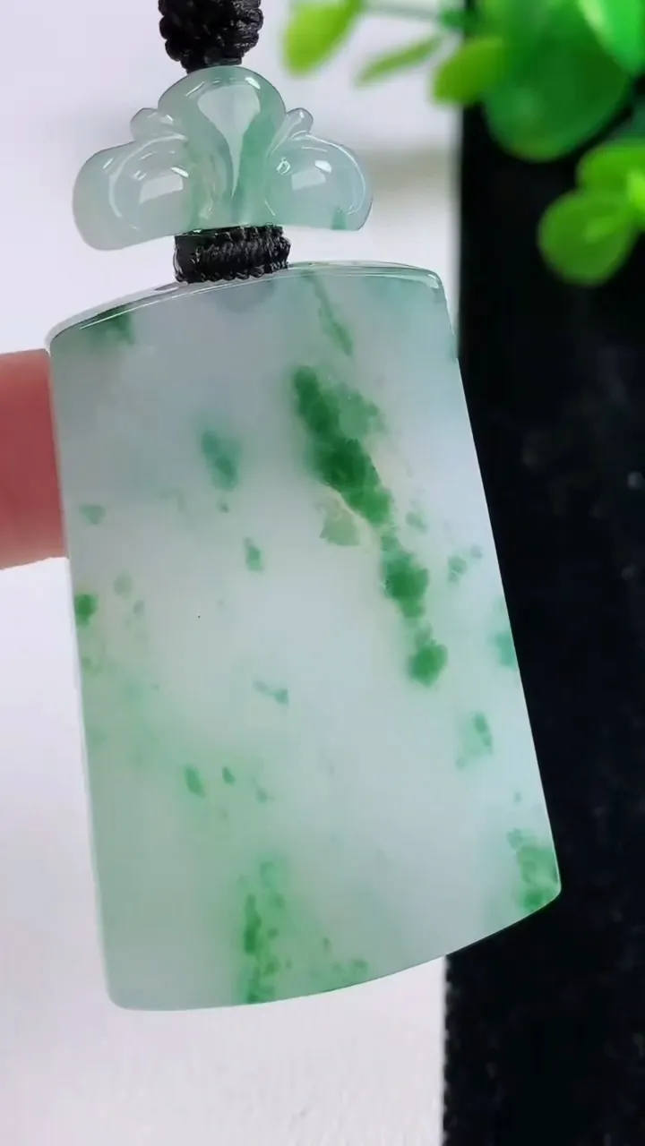 天然A货翡翠冰种飘花仿古无事牌吊坠，尺寸45.7-28.7-5.4，重量:26.15g
8月30日