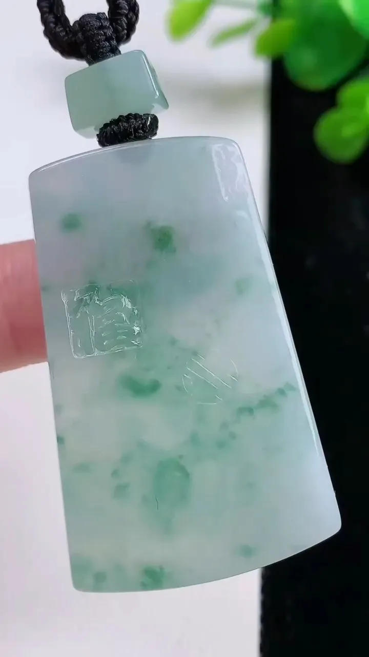 天然A货翡翠冰种飘花仿古无事牌吊坠，尺寸44.6-26-4.8，重量:22.01g
8月30日