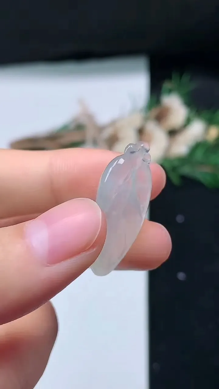 天然A货翡翠白冰金枝玉叶 叶子吊坠，尺寸28.3-15-5，重量:3.63g
8月30日