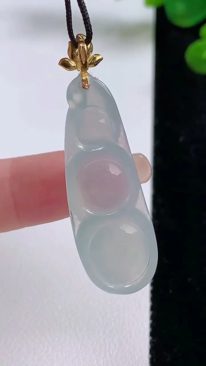 天然A货翡翠种白冰福豆 四季豆吊坠，尺寸39.2-14-5.6，重量:6.01g
8月30日
