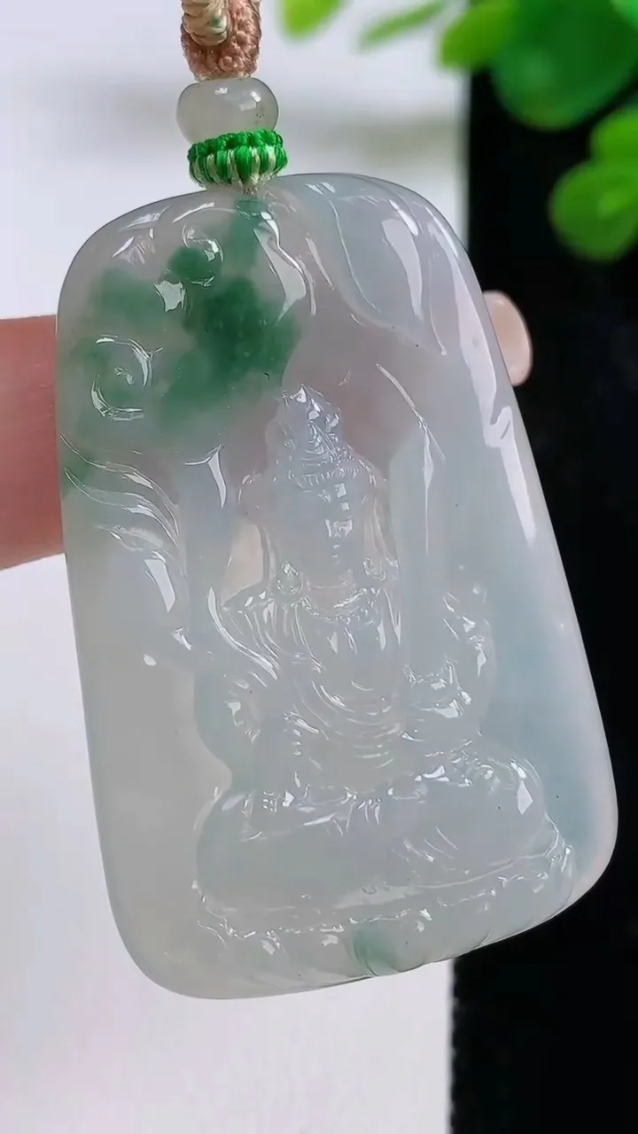天然A货翡翠冰种飘花虚空藏菩萨吊坠，尺寸45.8-29.6-5，重量:18.19g
8月30日