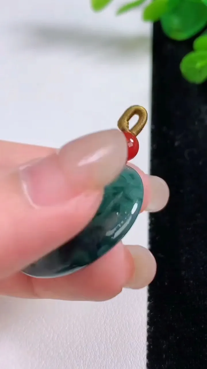 天然A货翡翠冰种飘花平安扣吊坠，尺寸29-6.5，重量:11.93g
8月30日