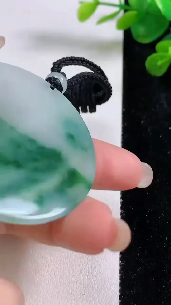 天然A货翡翠牌吊坠，尺寸49.8-5.4，重量:33.48g
8月30日