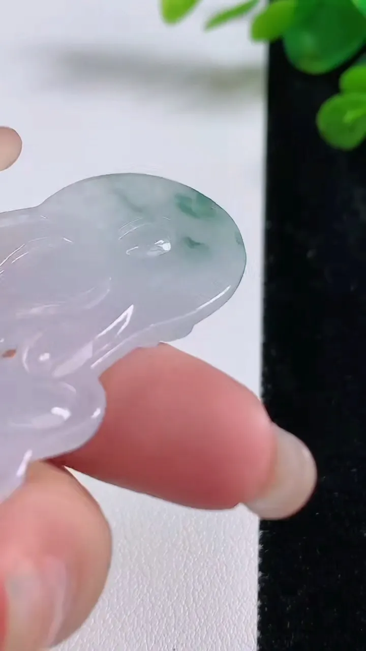天然A货翡翠冰种飘花大势至观音菩萨吊坠，尺寸52-37.4-5.2，重量:17.07g
8月30日