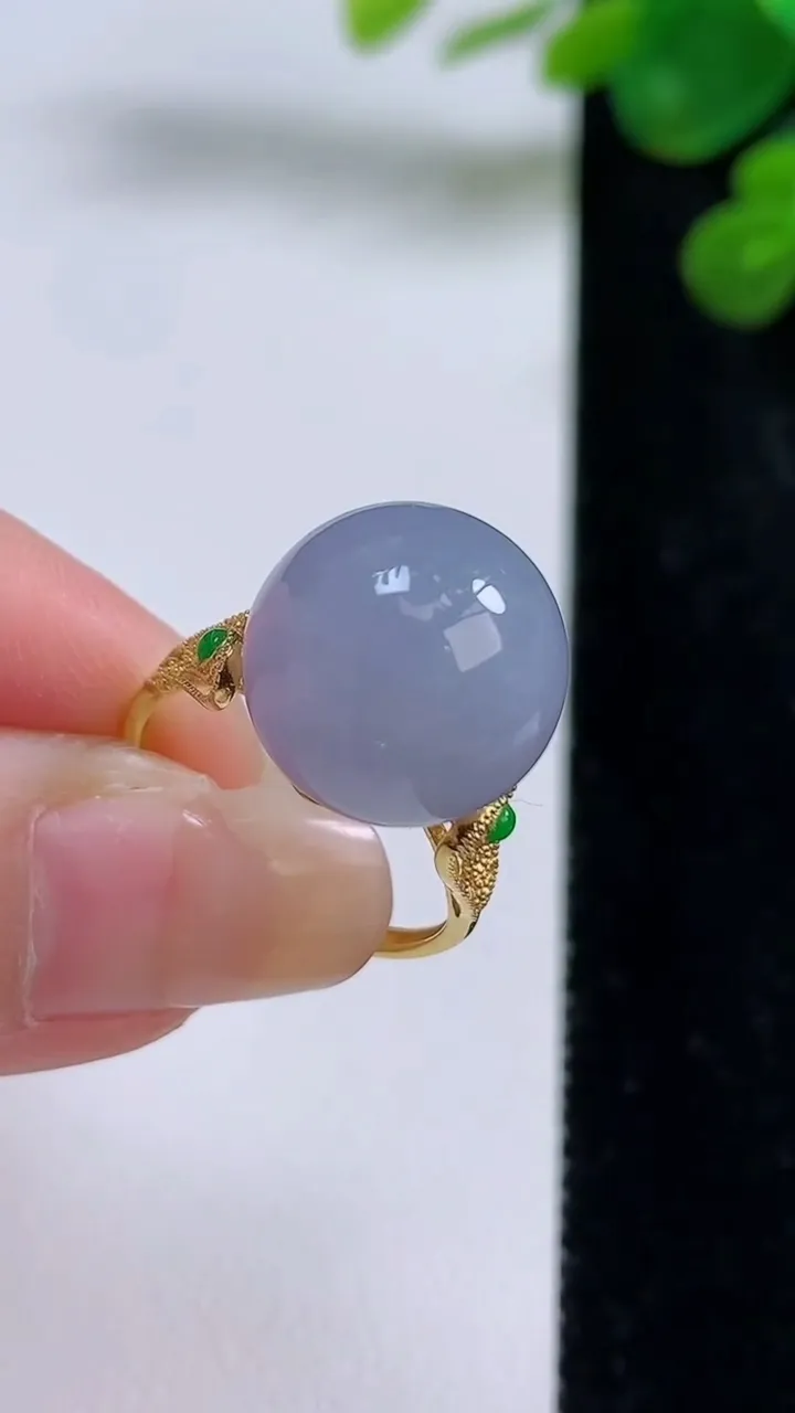 天然A货翡翠18k金紫罗兰圆珠戒指，尺寸19裸石13.4，重量:5.66g2025年8月30日
工厂直销收藏佳品,种好水足，色泽均匀，有种有色，上手高大气！