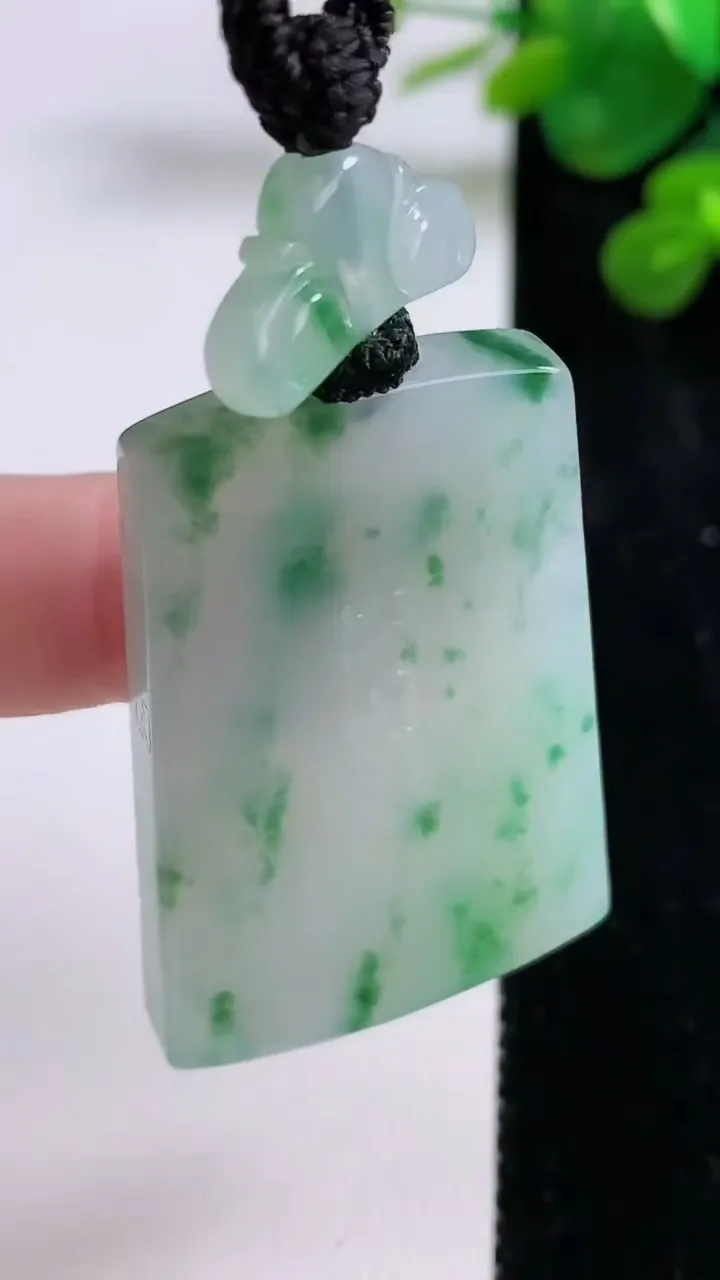 天然A货翡翠冰种飘花仿古无事牌吊坠，尺寸45.7-28.7-5.4，重量:26.15g
8月30日