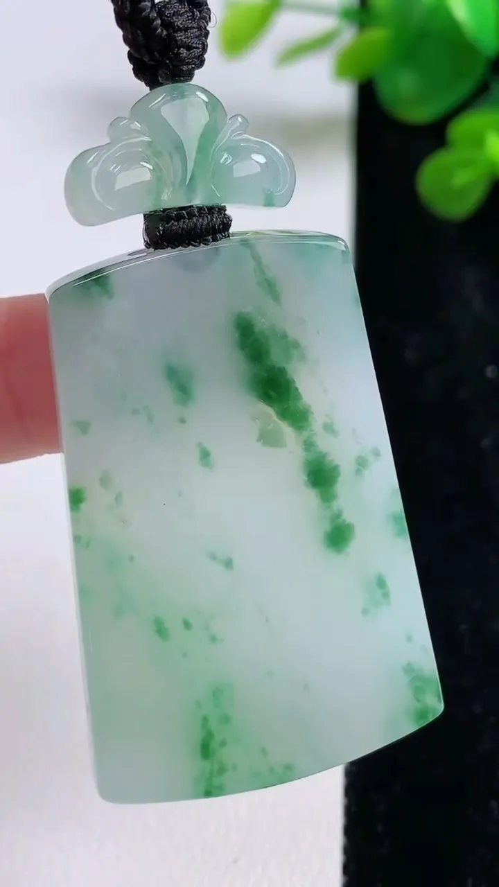 天然A货翡翠冰种飘花仿古无事牌吊坠，尺寸45.7-28.7-5.4，重量:26.15g
8月30日