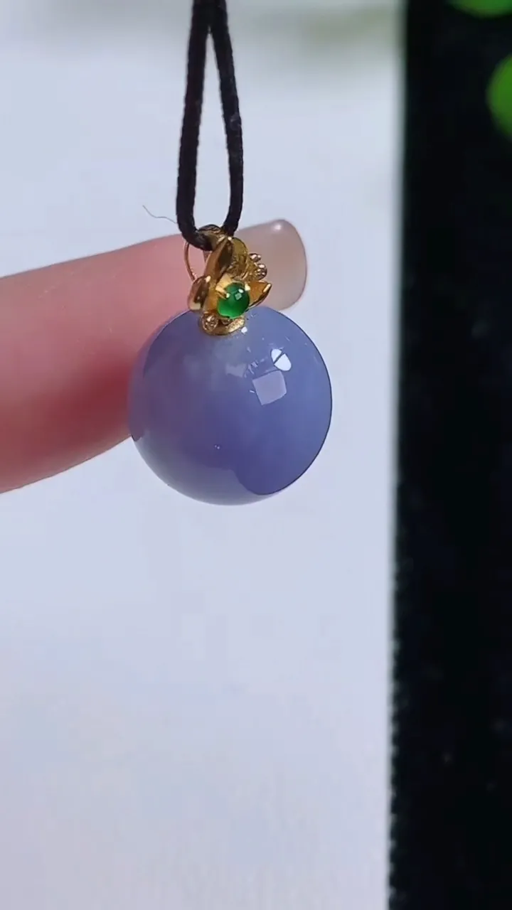 天然A货翡翠18k金紫罗兰圆珠吊坠，尺寸11.7，重量:3.18g8月30日
工厂直销收藏佳品,种好水足，色泽均匀，有种有色，上手高大气！