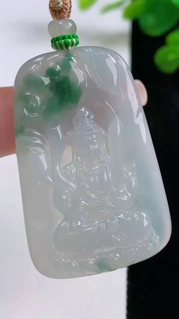 天然A货翡翠冰种飘花虚空藏菩萨吊坠，尺寸45.8-29.6-5，重量:18.19g
8月30日