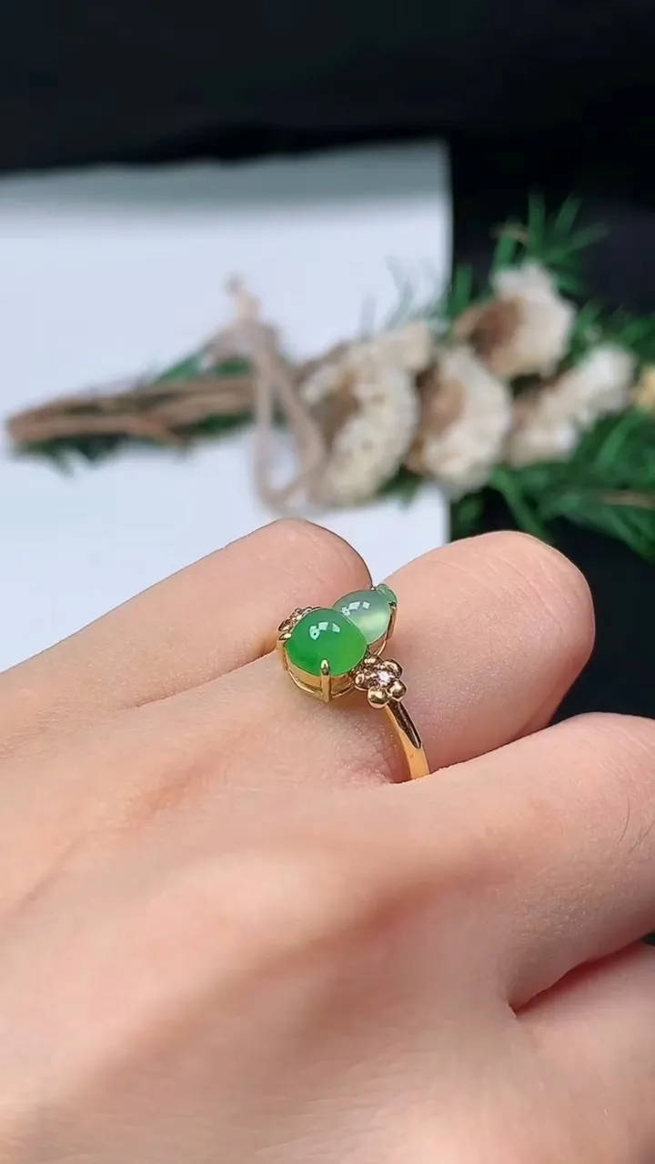 天然A货翡翠葫芦戒指，尺寸16.7-9.9-6，重量:2.02g2025年8月30日
工厂直销收藏佳品,种好水足，色泽均匀，有种有色，上手高大气！
