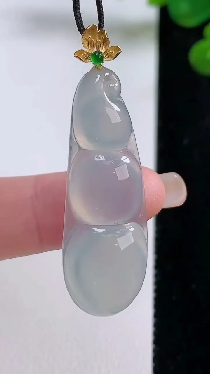 天然A货翡翠种白冰福豆 四季豆吊坠，尺寸39.2-14-5.6，重量:6.01g
8月30日