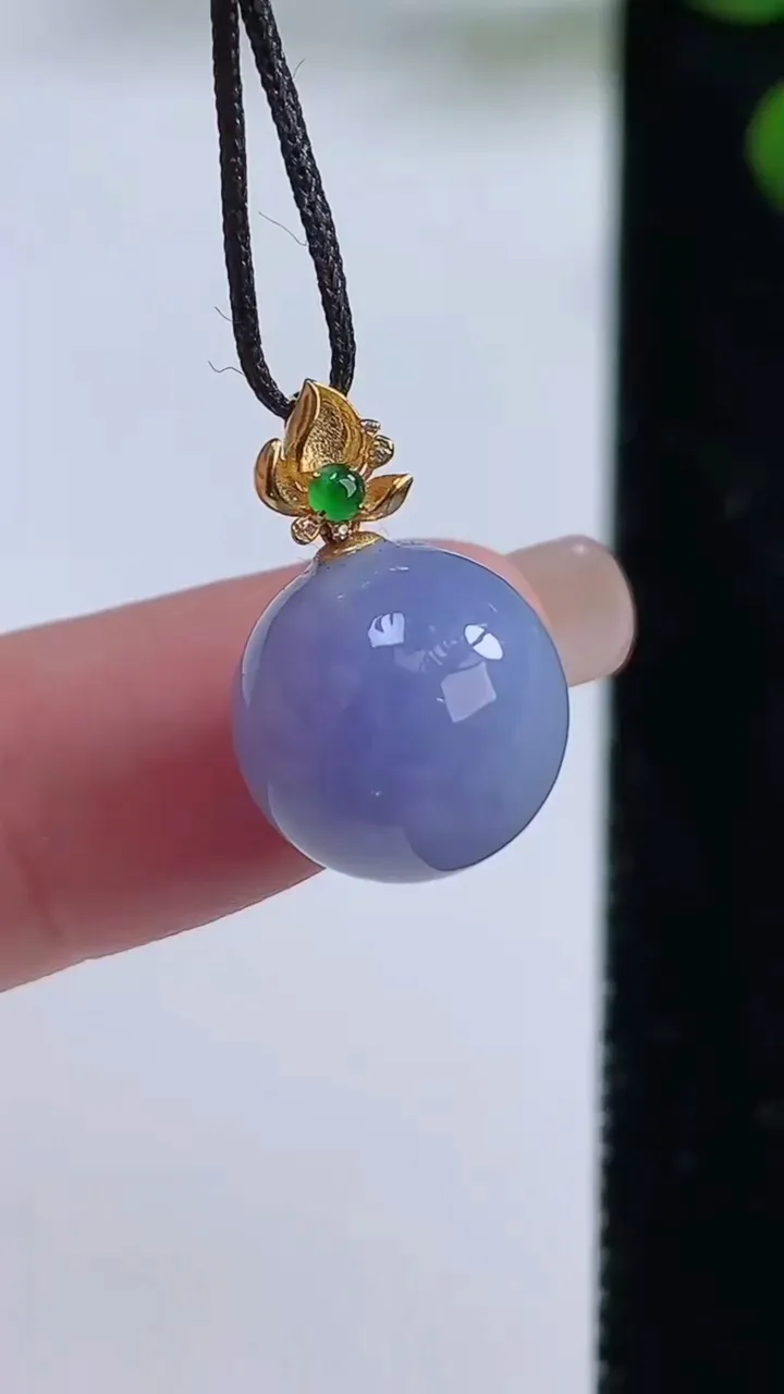天然A货翡翠18k金紫罗兰圆珠吊坠，尺寸11.7，重量:3.18g8月30日
工厂直销收藏佳品,种好