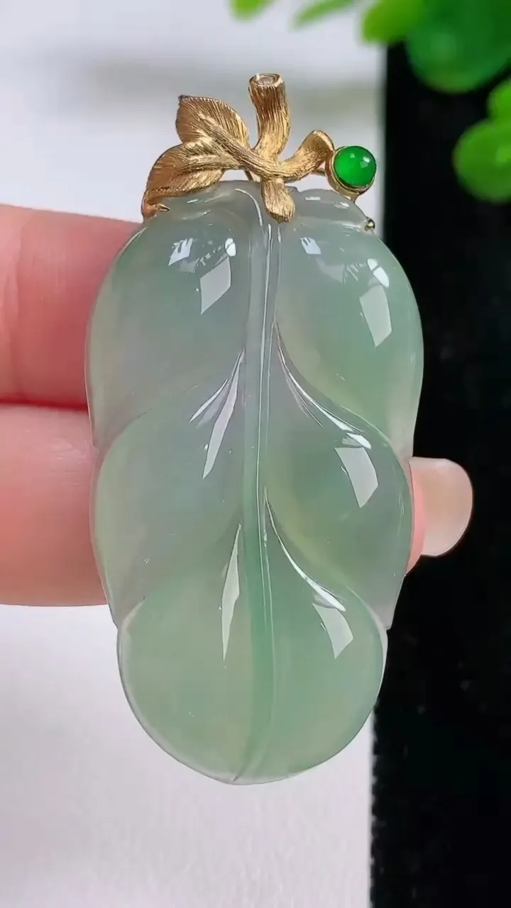 天然A货翡翠金枝玉叶 叶子吊坠，尺寸42.5-25.2-5，重量:13.20g
8月30日